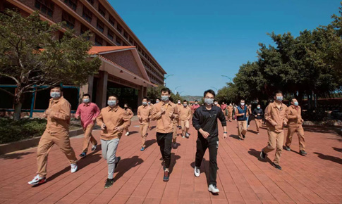 组织“跑在阳光下，，，跑进康健里”体育活动